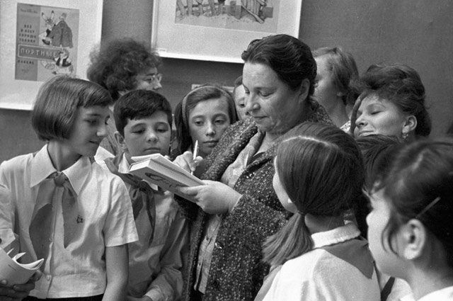 Агния Барто дает автографы пионерам. 1980 год. Фото: РИА Новости