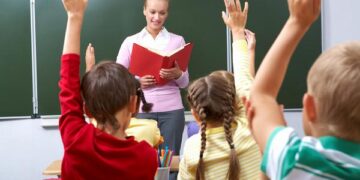 Я в учители пойду, пусть меня научат…